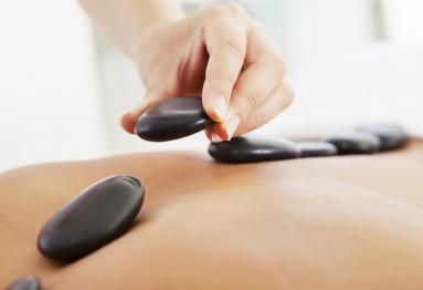 beneficios del masaje con piedras calientes