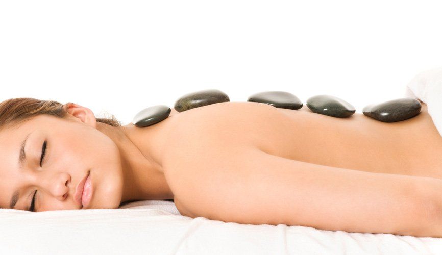 Beneficios del masaje con piedras volcánicas